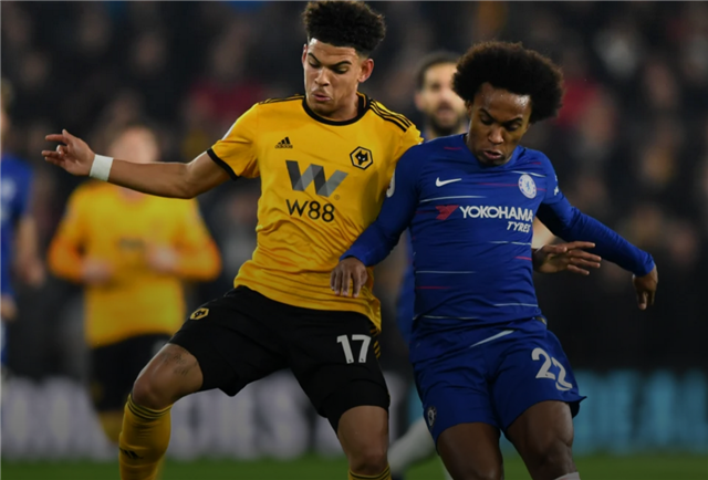 阿根廷国家队抵达安哥拉，大批球迷等候并高呼梅西名字