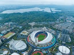 为什么主审会在比赛进行中频繁更换比赛用球以确保比赛的公平